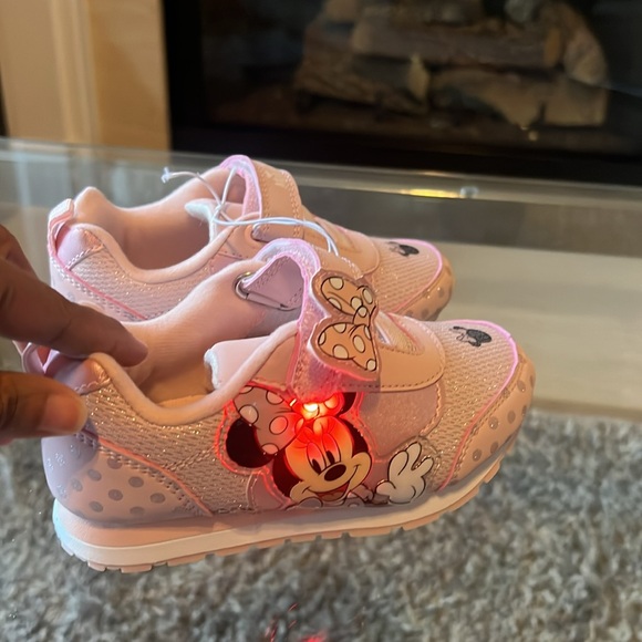 NWT Disney Minnie Mouse Pink Light Up Sneakers, 10 - Picture 5 of 6